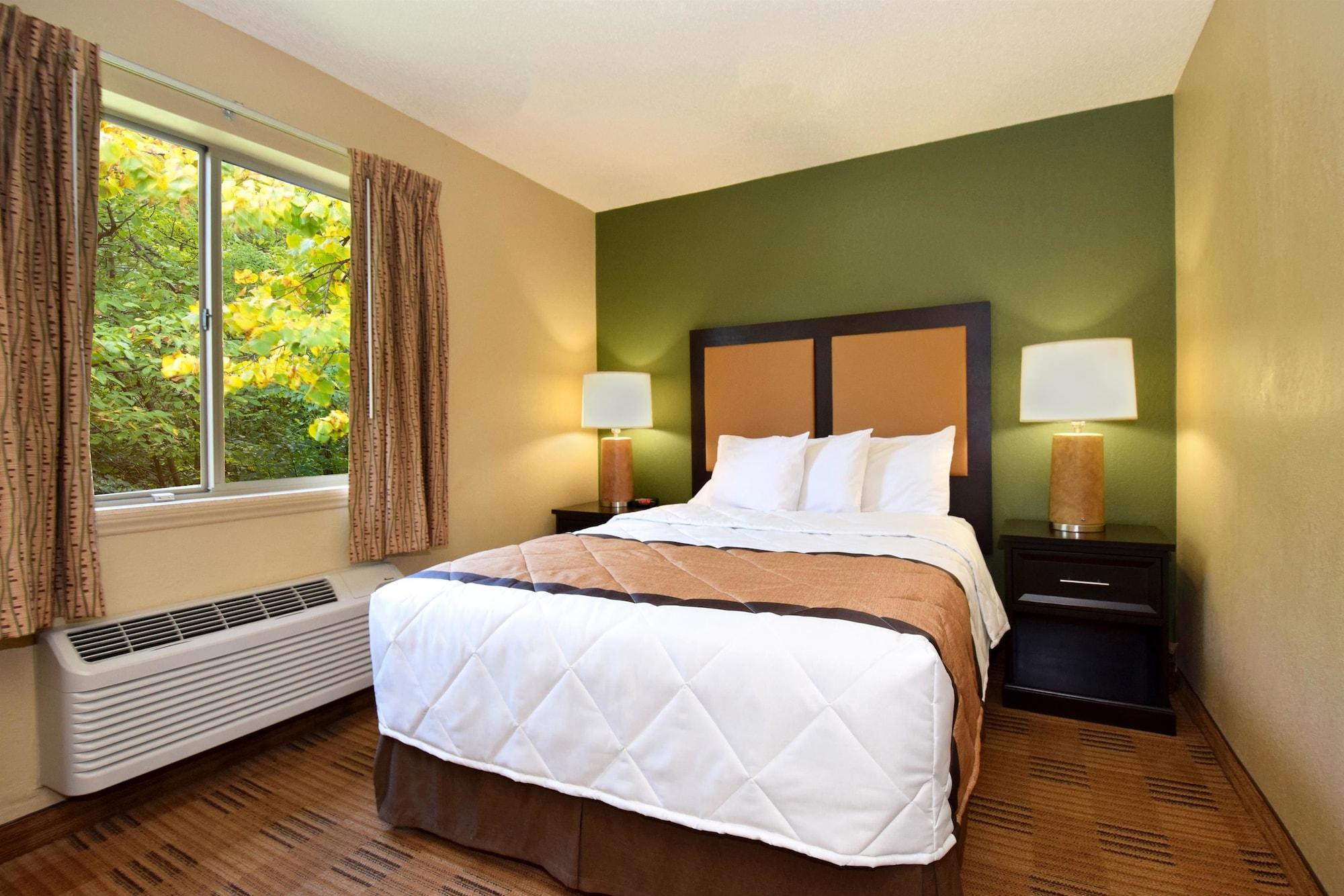 Extended America - Charleston - Northwoods Blvd Hotel
